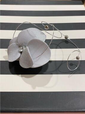 🌟Sale!🌟 Gray and silver floral hair clip Handmade NWOT
